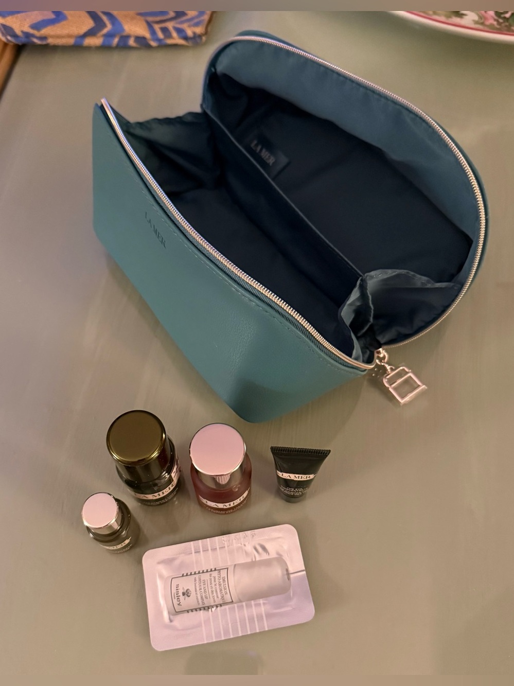 La Mer Blue Makeup Bag, Including 5 Piece La Mer Makeups - Picture 3 of 11